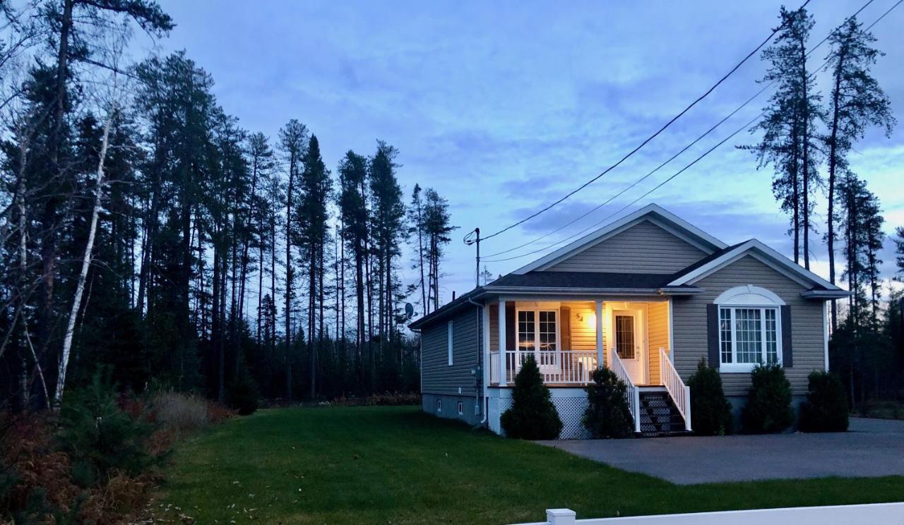Saint-David-de-Falardeau Le Chalet De Claude, Au Pied Des Monts-Valin מראה חיצוני תמונה